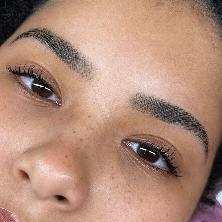 Registro dos dois olhos e sobrancelhas com acabamento em henna
